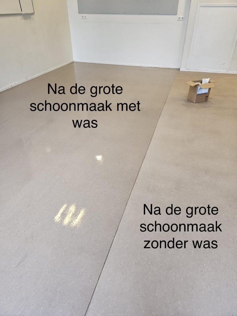 Vloer na grote schoonmaak: helft met was en glans, helft zonder was mat; tekst op de foto