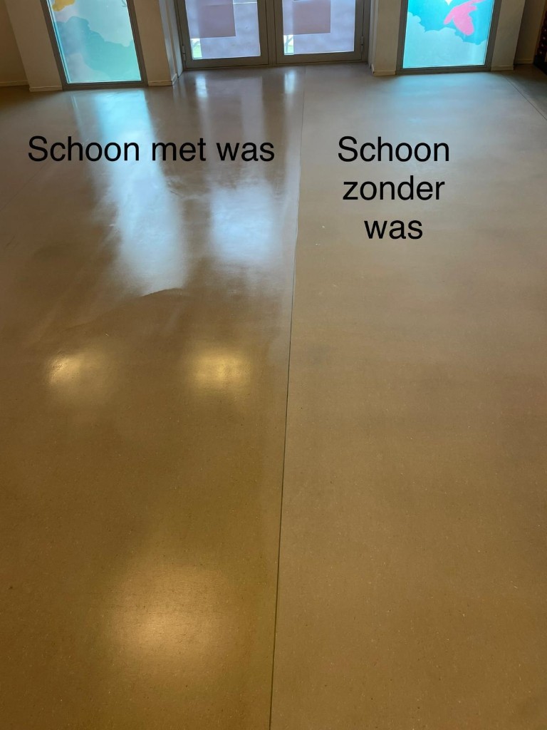 Vloer gesplitst: schoon met was versus schoon zonder was, tekst op de foto