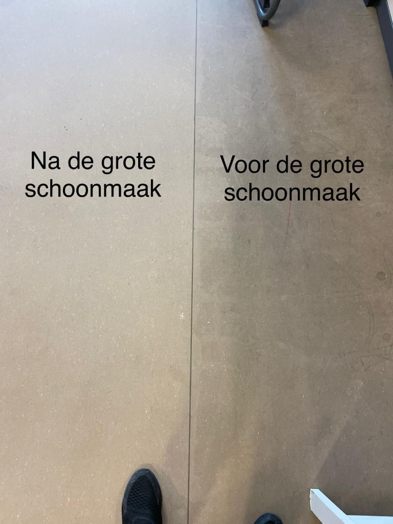 Vergelijking vloer: voor de grote schoonmaak naast na de grote schoonmaak, tekst op de foto